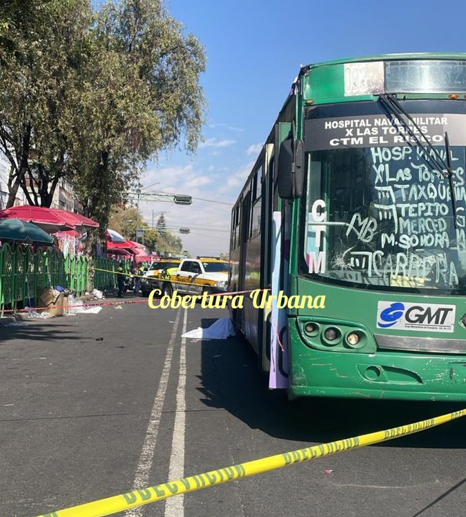 VIDEO Una mujer de 50 años de edad murió atropellada por un camión en la CDMX